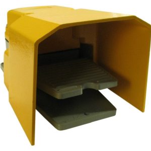 Pedal metálico con protección lateral y superior